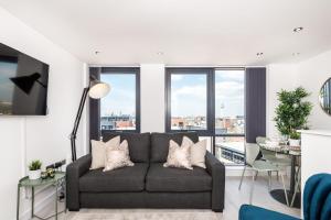 利物浦的住宿－Host & Stay - The Baltic Penthouse 3，客厅配有沙发和桌子