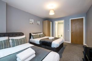 Un pat sau paturi într-o cameră la Host & Stay - The Baltic Base Apt