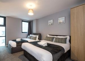 Un pat sau paturi într-o cameră la Host & Stay - The Baltic Base Apt