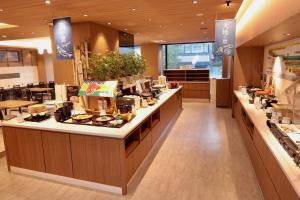 札幌市にある札幌ワシントンホテルプラザの食器を置いたカウンター付きのレストラン