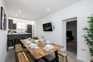 ein Esszimmer und eine Küche mit einem Holztisch in der Unterkunft Host & Stay - The Roscoe Carriage House in Liverpool