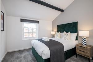 ein Schlafzimmer mit einem großen Bett und einem Fenster in der Unterkunft Host & Stay - The Roscoe Carriage House in Liverpool