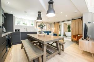 cocina y sala de estar con mesa de madera y comedor en Host & Stay - The Georgian Coach House 1, en Liverpool