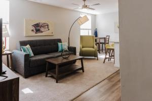 ein Wohnzimmer mit einem Sofa und einem Tisch in der Unterkunft Modern Mass Ave 1BR Apartment with Kitchen in Indianapolis