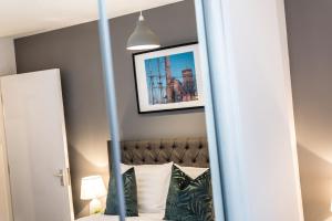 um espelho por cima de uma cama num quarto em Host & Stay - Duke Street Townhouse Apartments em Liverpool