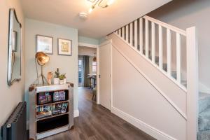 een woonkamer met een trap met een boekenplank bij Host & Stay - The Pilgrim Coach Houses in Liverpool