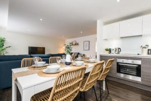 Host & Stay - The Scandi Hideaway في ليفربول: مطبخ وغرفة معيشة مع طاولة وكراسي