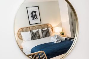 een slaapkamer met een bed in een spiegel bij Host & Stay - The Scandi Hideaway in Liverpool