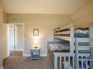 מיטה או מיטות קומותיים בחדר ב-Modern 2BR 2BA New Build Condo with Garage & Patio