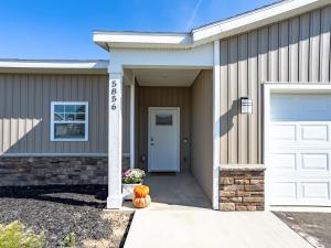 una casa con una calabaza delante de ella en Modern 2BR 2BA New Build Condo with Garage & Patio, en Wyoming