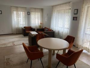sala de estar con mesa y sillas en Stenata Huge Ski To Door Apartment, en Pamporovo