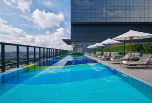 Bazén v ubytování Courtyard by Marriott Setia Alam nebo v jeho okolí