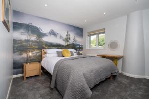 1 dormitorio con 1 cama con una pintura en la pared en Kentmere Haven - 2 Bedroom - Cycle Storage, en Kendal