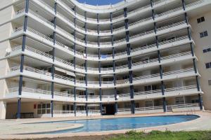 - Vistas al exterior de un edificio de apartamentos con piscina en Apartamento Picasso, en Peñíscola