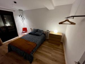 um quarto com uma cama, uma mesa e uma cadeira em Loft Villaviciosa em Villaviciosa