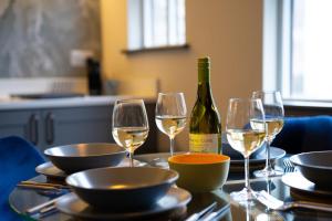 Joogid majutusasutuses Spacious - Contemporary 2BR Apartment - Central Ambleside - Parking +12 fotot