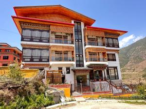 un immeuble d'appartements avec un toit en bois dans l'établissement NUMINOUS HOTEL, à Thimphou