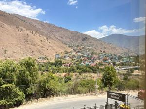 - une vue sur une ville du côté d'une montagne dans l'établissement NUMINOUS HOTEL, à Thimphou