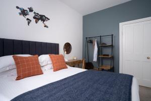 Кровать или кровати в номере Loughrigg at Lipwood - Stunning 2 Bedroom - 1 Bathroom - Gentleman's Residence - Central Windermere