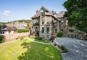 an old stone house with a yard and a driveway at Loughrigg at Lipwood - Stunning 2 Bedroom - 1 Bathroom - Gentleman's Residence - Central Windermere in Windermere