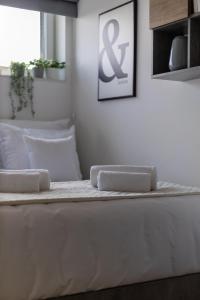 uma cama branca com duas almofadas em cima em Starter 24 Wrocław - MAMY WOLNE POKOJE ! em Breslávia