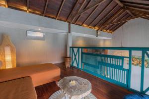 水明漾‎的住宿－The Reward Villas Kerobokan，客厅配有长凳和桌子