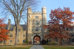 un antico edificio in pietra con un ingresso ad arco di Spacious 2 King Bed Downtown Central to it All ad Ann Arbor