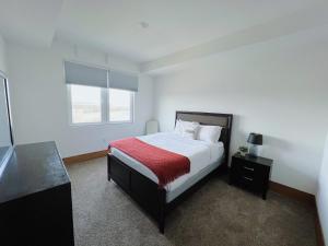 een witte slaapkamer met een bed en een raam bij 3BR Luxury Suite with Parking at The Grand Castle in Grandville