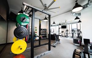 een kamer met een fitnessruimte met gewichten en andere apparatuur bij Vibrant 2BR Corner Suite and Free Parking at CityWay in Indianapolis