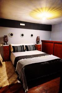 1 dormitorio con 1 cama grande y techo amarillo en Studio Mira Creta, en Moírai