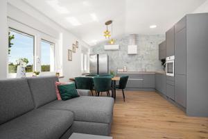 Kuchyň nebo kuchyňský kout v ubytování Luxury apartments Lotus&Lovor + 37 fotografií