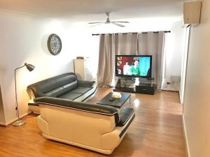sala de estar con sofá y TV en Convenient Spacious 4-bedrooms with Free parking, en Liverpool