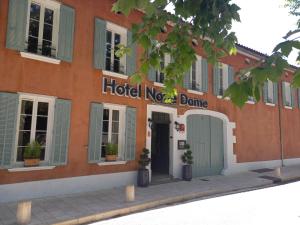 科洛布里埃的住宿－Hôtel Restaurant Notre Dame，大楼一侧的旅馆标志