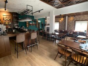 The lounge or bar area at Guesthouse Monopati - Ξενώνας Μονοπάτι