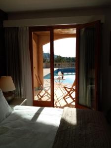 um quarto com uma cama e vista para uma piscina em La Ruelle Van Uchelen em Beaufort