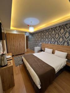 A bed or beds in a room at inDİANA HOTEL