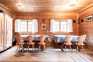 ein Esszimmer mit einem Tisch und Stühlen in einer Hütte in der Unterkunft Gämsle Hotel, Wirtshaus & mehr in Schoppernau