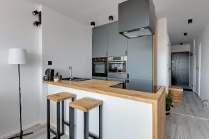 O bucătărie sau chicinetă la Grand Apartments - Fala apartament na Przymorzu