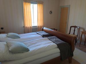 1 dormitorio con 2 camas y toallas. en Kristbergs Rusthåll en Borensberg