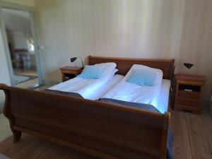 - une chambre avec 2 lits dotés de draps blancs et d'un miroir dans l'établissement Kristbergs Rusthåll, à Borensberg