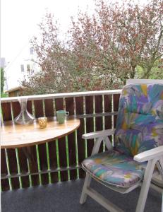 une chaise assise à côté d'une table sur un balcon dans l'établissement Ferienwohnung Bluhm, à Weilheim in Oberbayern