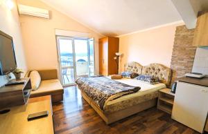 sypialnia z dużym łóżkiem w pokoju w obiekcie Apartment Sea & Mountain w Barze