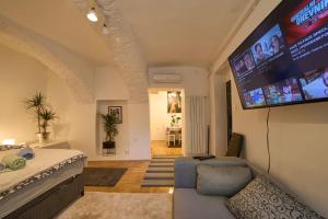 Телевизор и/или развлекательный центр в Downtown secret apartment