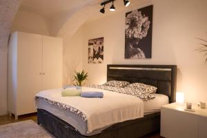 Кровать или кровати в номере Downtown secret apartment