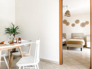 a dining room with a table and chairs and a mirror at Agriturismo Familiare I Giardini del Lago in Varese