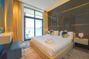 Postel nebo postele na pokoji v ubytování KeyHost - Newly Furnished 2BR Apartment in Meydan - Dubai - K350