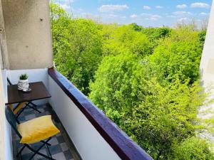 balcón con mesa y vistas a los árboles en Cismigiu Park View, en Bucarest