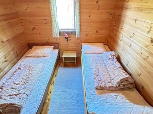 HelleにあるTwo-Bedroom Holiday home in Farsund 4のキャビン ベッド2台付