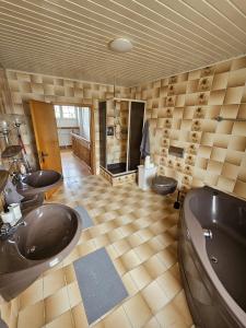 La salle de bains est pourvue de 2 lavabos et de 2 toilettes. dans l'établissement Weedenhof in Zornheim, à Zornheim