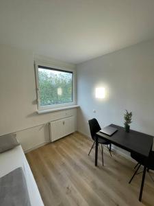 ein Wohnzimmer mit einem Tisch und einem Fenster in der Unterkunft Renewed one bedroom apartment on a good location in Ljubljana